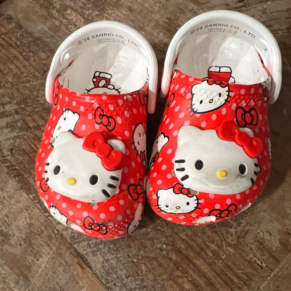 Hello Kitty house/beach shoes 4C